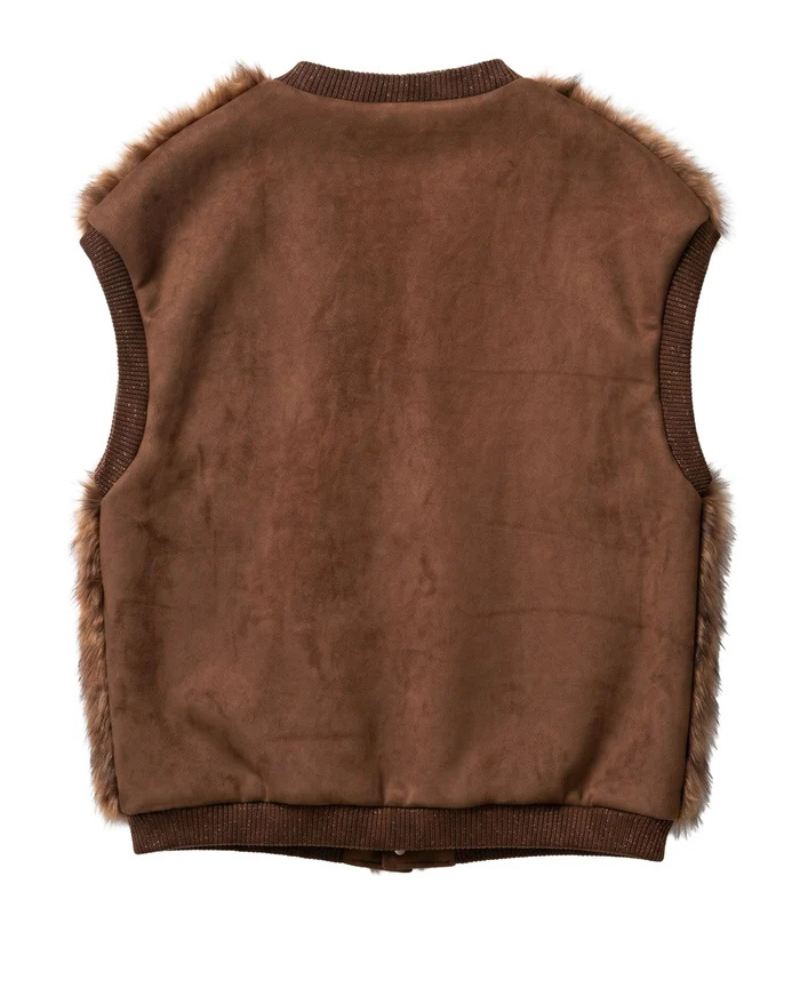 Este colete castanho com efeito de pêlo é uma peça elegante e versátil.

Perfeito para acrescentar textura e personalidade aos looks de outono e inverno. Com corte sem mangas, decote em V e acabamento de pelo macio em tom castanho mesclado, apresenta uma silhueta confortável e fácil de combinar com camisolas, camisas ou vestidos.