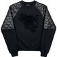 Esta sweat preta combina conforto e um design marcante, com mangas compridas e detalhes acolchoados com efeito matelassê na parte superior das mangas e nos ombros.

A frente apresenta um motivo decorativo em preto com aplicações brilhantes, que acrescenta um toque sofisticado e original à peça.