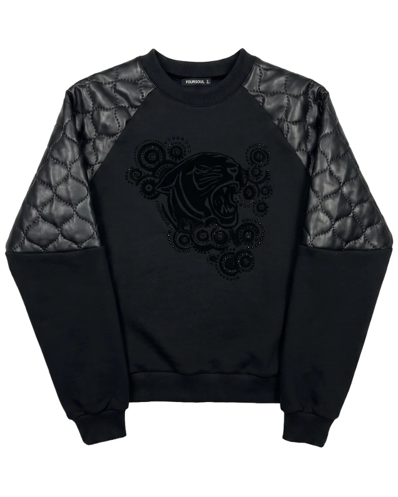 Esta sweat preta combina conforto e um design marcante, com mangas compridas e detalhes acolchoados com efeito matelassê na parte superior das mangas e nos ombros.

A frente apresenta um motivo decorativo em preto com aplicações brilhantes, que acrescenta um toque sofisticado e original à peça.