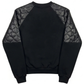 Esta sweat preta combina conforto e um design marcante, com mangas compridas e detalhes acolchoados com efeito matelassê na parte superior das mangas e nos ombros.

A frente apresenta um motivo decorativo em preto com aplicações brilhantes, que acrescenta um toque sofisticado e original à peça.