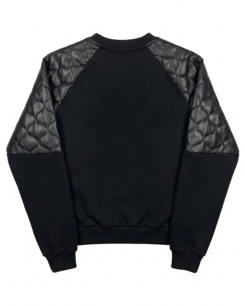 Esta sweat preta combina conforto e um design marcante, com mangas compridas e detalhes acolchoados com efeito matelassê na parte superior das mangas e nos ombros.

A frente apresenta um motivo decorativo em preto com aplicações brilhantes, que acrescenta um toque sofisticado e original à peça.