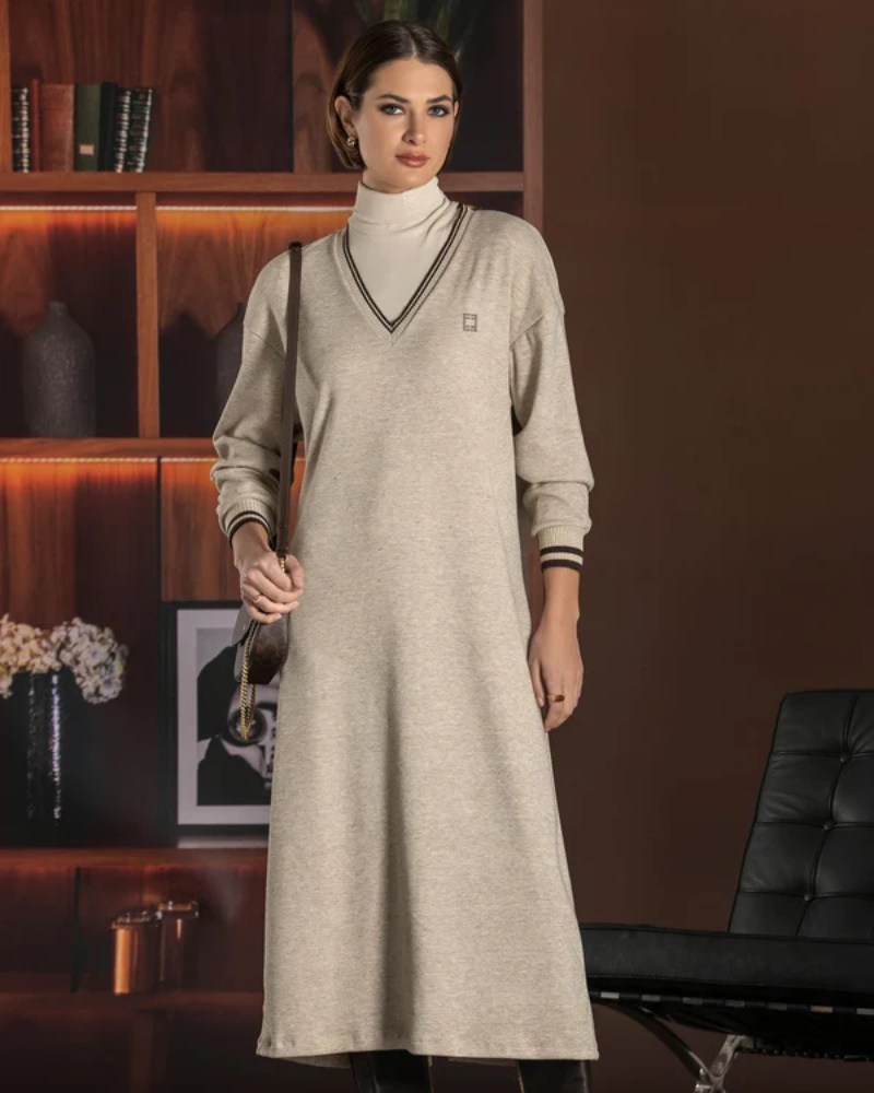 Elegância e conforto unem-se neste vestido.

Em malha de toque macio e decote em V decorado com riscas contrastantes que acrescentam um toque desportivo e elegante. Apresenta mangas compridas com punhos também contrastantes, corte ligeiramente evasé e comprimento midi, criando uma silhueta feminina e descontraída. 