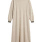 Elegância e conforto unem-se neste vestido.

Em malha de toque macio e decote em V decorado com riscas contrastantes que acrescentam um toque desportivo e elegante. Apresenta mangas compridas com punhos também contrastantes, corte ligeiramente evasé e comprimento midi, criando uma silhueta feminina e descontraída. 