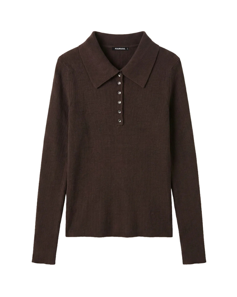Este polo combina a versatilidade do castanho com um design elegante e intemporal.

Com um corte que acompanha a silhueta, apresenta uma gola clássica de polo e uma abertura com pequenos botões, que acrescentam um detalhe delicado à peça. Fácil de conjugar, adapta-se tanto a coordenados descontraídos com jeans como a looks mais sofisticados com calças de alfaiataria ou uma saia.