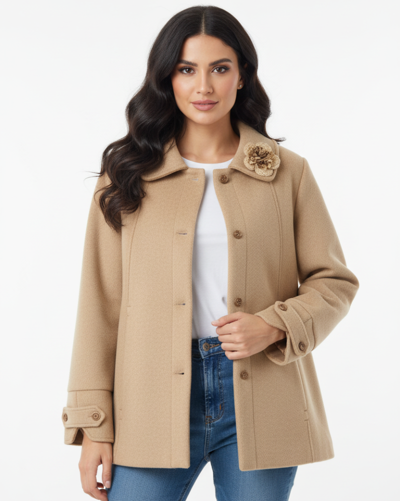 Este elegante casaco curto bege é a peça perfeita para adicionar sofisticação ao seu guarda-roupa de inverno. Com um design intemporal e detalhes cuidadosamente trabalhados, este casaco combina estilo premium com conforto excecional.

O fecho frontal com botões é complementado por uma aplicação decorativa que confere um detalhe distintivo e feminino e pode ser retirado.