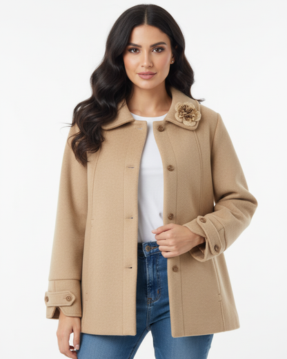 Este elegante casaco curto bege é a peça perfeita para adicionar sofisticação ao seu guarda-roupa de inverno. Com um design intemporal e detalhes cuidadosamente trabalhados, este casaco combina estilo premium com conforto excecional.

O fecho frontal com botões é complementado por uma aplicação decorativa que confere um detalhe distintivo e feminino e pode ser retirado.