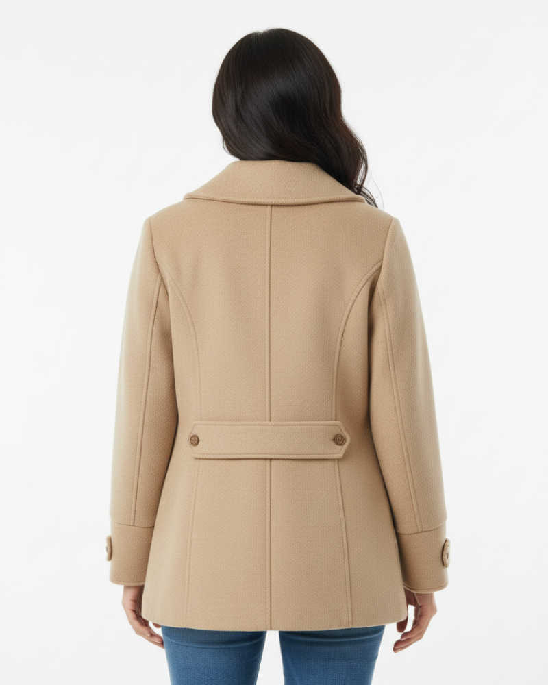 Este elegante casaco curto bege é a peça perfeita para adicionar sofisticação ao seu guarda-roupa de inverno. Com um design intemporal e detalhes cuidadosamente trabalhados, este casaco combina estilo premium com conforto excecional.

O fecho frontal com botões é complementado por uma aplicação decorativa que confere um detalhe distintivo e feminino e pode ser retirado.