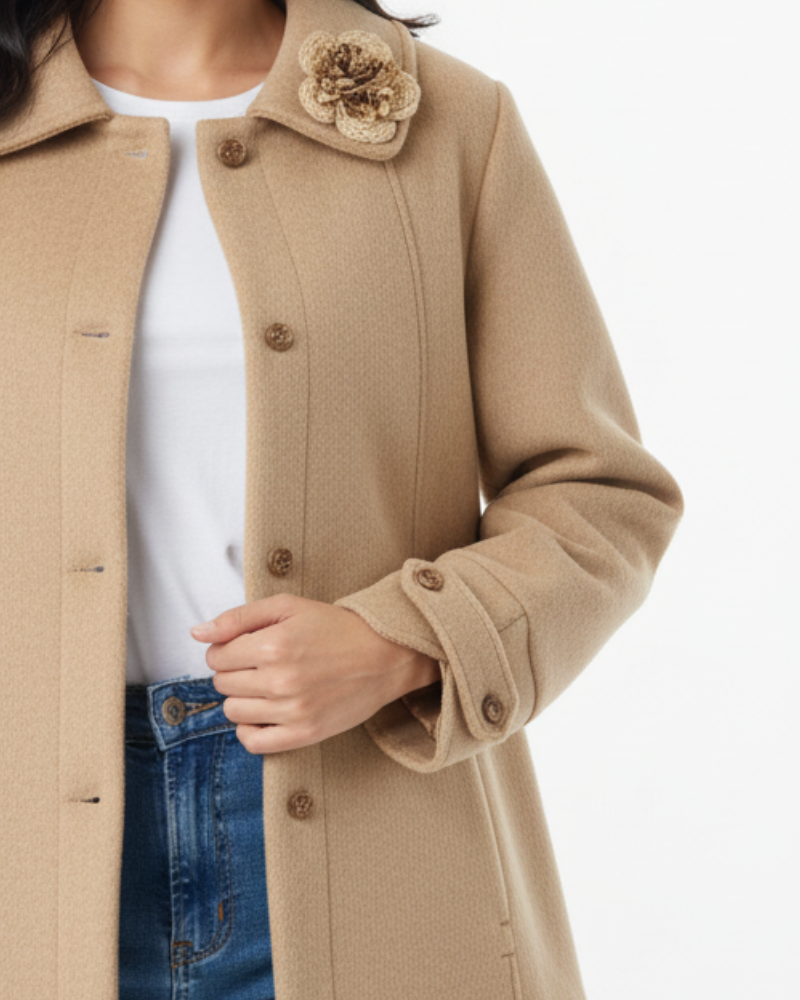 Este elegante casaco curto bege é a peça perfeita para adicionar sofisticação ao seu guarda-roupa de inverno. Com um design intemporal e detalhes cuidadosamente trabalhados, este casaco combina estilo premium com conforto excecional.

O fecho frontal com botões é complementado por uma aplicação decorativa que confere um detalhe distintivo e feminino e pode ser retirado.