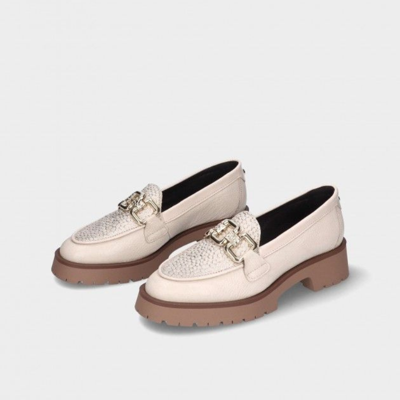 Este mocassim combina conforto e sofisticação num design moderno e versátil.

Com acabamento em tons claros, detalhes texturizados e um elegante adorno dourado, é ideal para completar looks casuais ou mais formais.