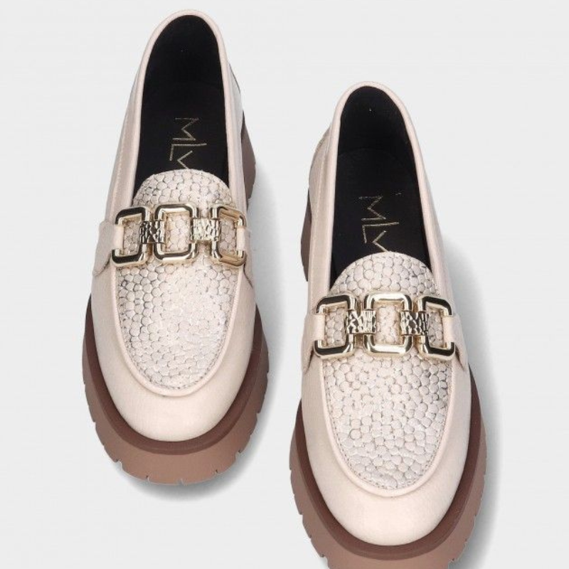 Este mocassim combina conforto e sofisticação num design moderno e versátil.

Com acabamento em tons claros, detalhes texturizados e um elegante adorno dourado, é ideal para completar looks casuais ou mais formais.