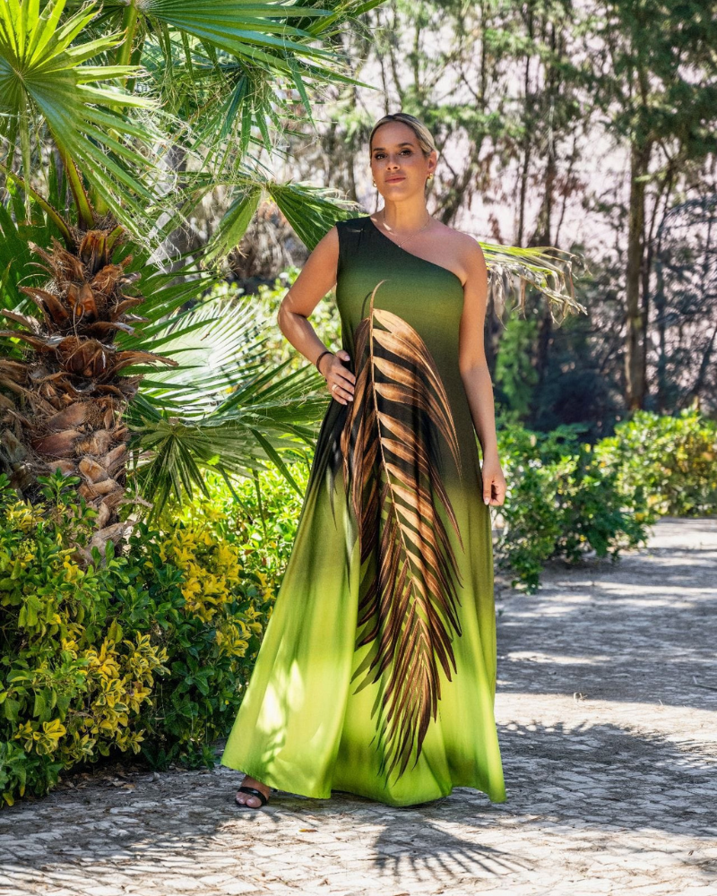 Este vestido é perfeito para momentos especiais e dias ensolarados, combina conforto e elegância de forma inigualável.  O modelo de um ombro só, com um tecido leve e fluido, cria um visual sofisticado e moderno, ideal para festas, casamentos ao ar livre, jantares especiais ou férias tropicais. Este vestido é uma escolha versátil que a deixará deslumbrante em qualquer ocasião.  Um must-have para qualquer guarda-roupa que preza pela elegância e estilo natural.