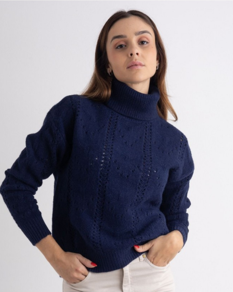 Conforto e estilo numa só peça! Esta camisola de tricô com gola alta é ideal para os dias frios, trazendo um toque de elegância e modernidade ao seu look.