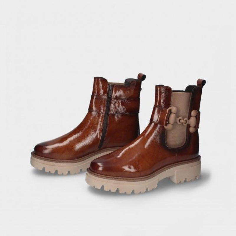 Estas botas Chelsea em verniz macio são uma escolha prática e elegante para enfrentar dias chuvosos.  O design minimalista torna-as versáteis e adequadas para diversas ocasiões, enquanto o verniz proporciona resistência à água, mantendo seus pés secos e confortáveis. São ideais para mulheres que desejam um calçado que combine estilo e funcionalidade.