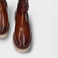 Estas botas Chelsea em verniz macio são uma escolha prática e elegante para enfrentar dias chuvosos.  O design minimalista torna-as versáteis e adequadas para diversas ocasiões, enquanto o verniz proporciona resistência à água, mantendo seus pés secos e confortáveis. São ideais para mulheres que desejam um calçado que combine estilo e funcionalidade.