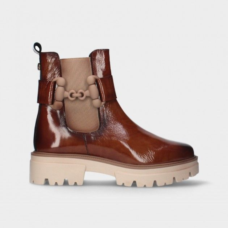 Estas botas Chelsea em verniz macio são uma escolha prática e elegante para enfrentar dias chuvosos.  O design minimalista torna-as versáteis e adequadas para diversas ocasiões, enquanto o verniz proporciona resistência à água, mantendo seus pés secos e confortáveis. São ideais para mulheres que desejam um calçado que combine estilo e funcionalidade.