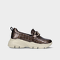 Este mocassim destaca-se pelo acabamento castanho-escuro brilhante com efeito croco, que confere um toque sofisticado e distinto ao modelo.

O detalhe da corrente dourada sobre a pala acrescenta elegância, enquanto a sola robusta em tom cru, com piso tratorado, cria um contraste moderno e atual.
