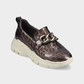 Este mocassim destaca-se pelo acabamento castanho-escuro brilhante com efeito croco, que confere um toque sofisticado e distinto ao modelo.

O detalhe da corrente dourada sobre a pala acrescenta elegância, enquanto a sola robusta em tom cru, com piso tratorado, cria um contraste moderno e atual.
