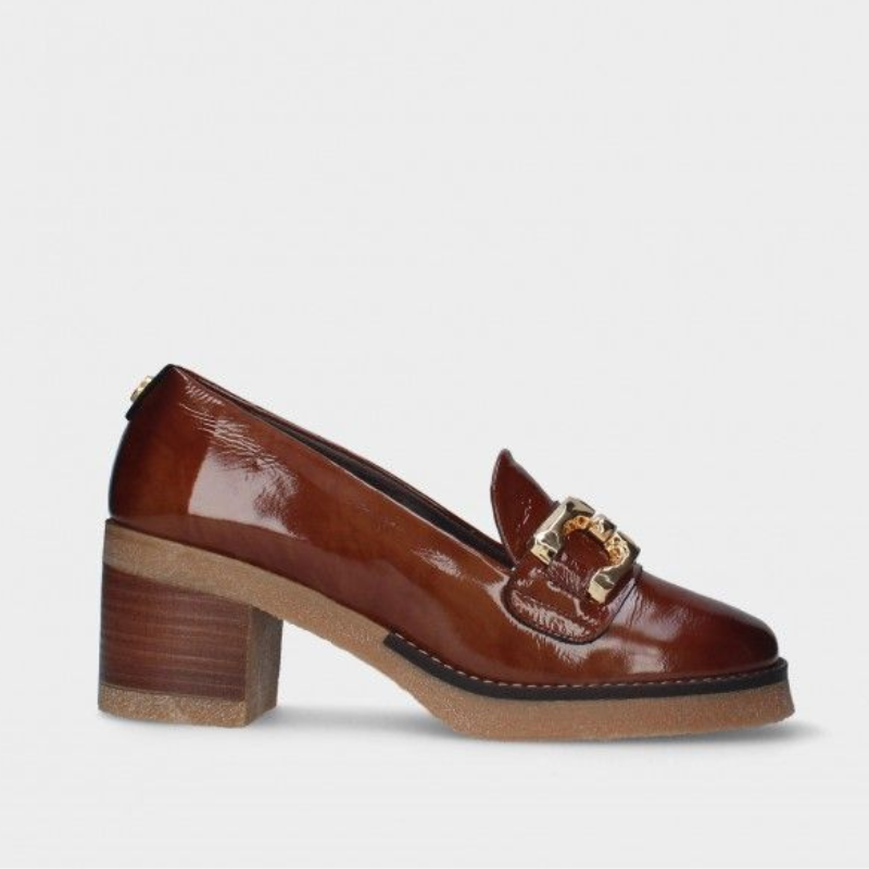 Estes mocassins de salto alto são uma escolha elegante e confortável para mulheres que desejam combinar moda com conforto. O couro macio proporciona um ajuste flexível e confortável, enquanto o salto alto e a sola compensada oferecem suporte ao caminhar. Isto ajuda a distribuir o peso de forma uniforme, reduzindo a pressão nos pés.