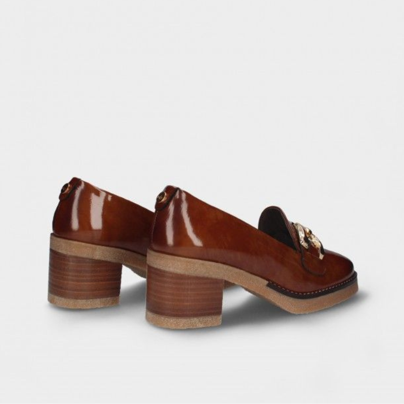 Estes mocassins de salto alto são uma escolha elegante e confortável para mulheres que desejam combinar moda com conforto. O couro macio proporciona um ajuste flexível e confortável, enquanto o salto alto e a sola compensada oferecem suporte ao caminhar. Isto ajuda a distribuir o peso de forma uniforme, reduzindo a pressão nos pés.