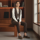 Este mocassim destaca-se pelo seu design elegante e atual, em tom castanho com acabamento texturado que acrescenta personalidade ao modelo.

O detalhe de corrente metálica dourada sobre a pala confere um toque sofisticado, enquanto a sola robusta com piso tratorado oferece um visual moderno e cheio de atitude.