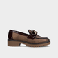 Este mocassim destaca-se pelo seu design elegante e atual, em tom castanho com acabamento texturado que acrescenta personalidade ao modelo.

O detalhe de corrente metálica dourada sobre a pala confere um toque sofisticado, enquanto a sola robusta com piso tratorado oferece um visual moderno e cheio de atitude.