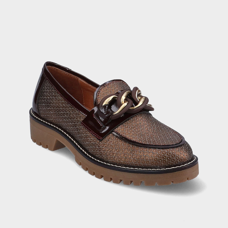 Este mocassim destaca-se pelo seu design elegante e atual, em tom castanho com acabamento texturado que acrescenta personalidade ao modelo.

O detalhe de corrente metálica dourada sobre a pala confere um toque sofisticado, enquanto a sola robusta com piso tratorado oferece um visual moderno e cheio de atitude.