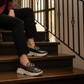 Este mocassim destaca-se pelo acabamento castanho-escuro brilhante com efeito croco, que confere um toque sofisticado e distinto ao modelo.

O detalhe da corrente dourada sobre a pala acrescenta elegância, enquanto a sola robusta em tom cru, com piso tratorado, cria um contraste moderno e atual.