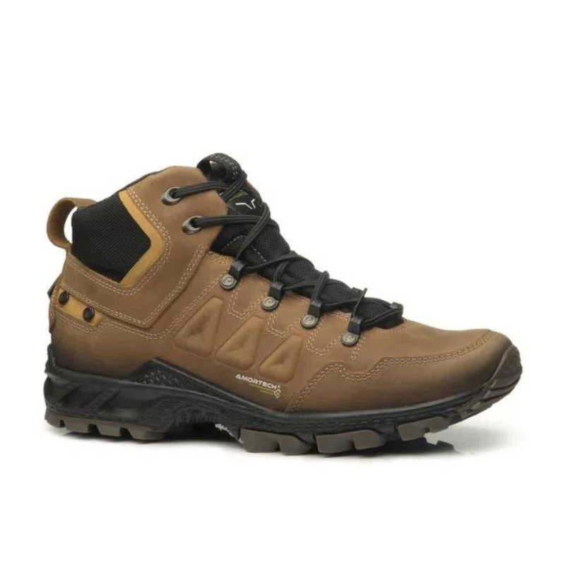 As botas estilo Trekking da linha Mountain são fabricadas em couro, matéria prima de alta qualidade, resistência e durabilidade.  O forro em tecido espumado garante o conforto e a absorção de suor, características necessárias para manter o pé seco e arejado. A palmilha é anatomicamente conformada e adapta-se aos contornos dos seus pés. A sola é antiderrapante e de alta flexibilidade, oferecendo a segurança e a versatilidade ideal ao calçado do dia-a-dia.