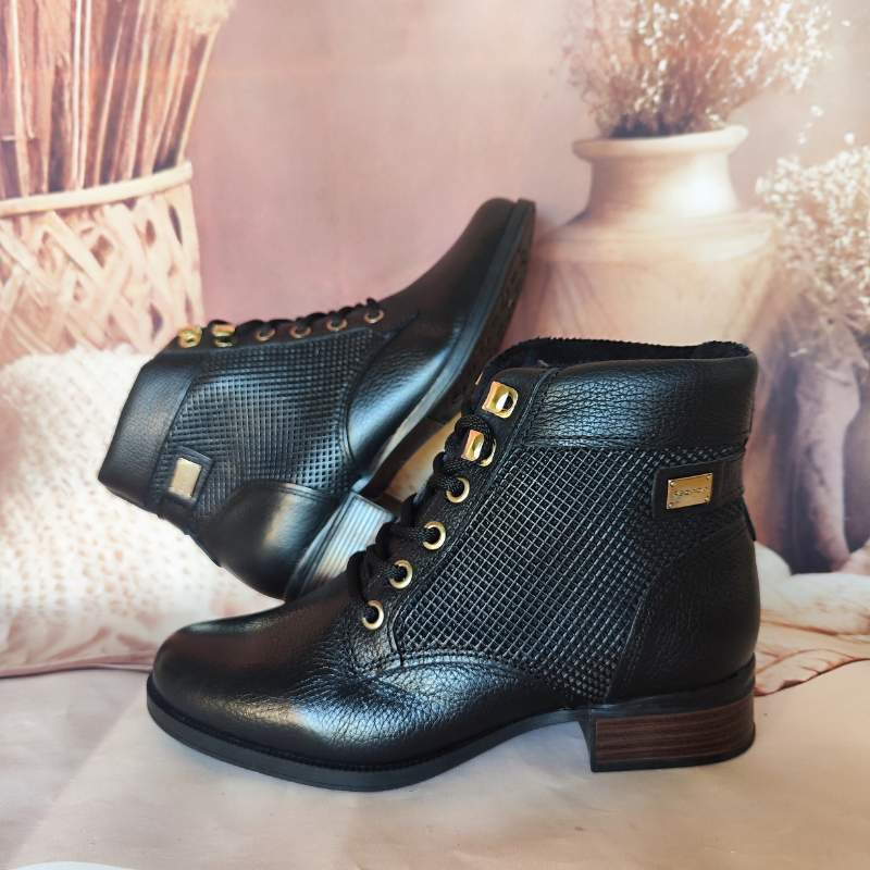 Estas botas de cano curto combinam praticidade com um design elegante e moderno.

Fabricadas em couro texturizado, apresentam detalhes em metal dourado nas ilhoses e um acabamento impecável que exala sofisticação. O modelo com amarração em atacadores oferece um ajuste personalizado, enquanto o salto baixo e grosso garante conforto e estabilidade para o uso diário.