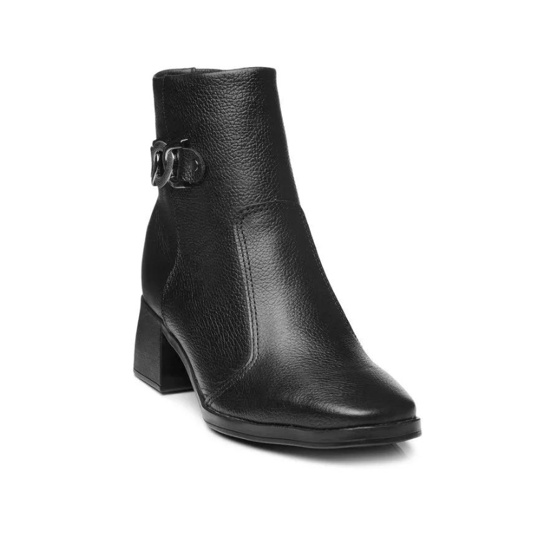 Estas botas são o exemplo perfeito de elegância intemporal com um toque de modernidade. O detalhe em metal no lado externo adiciona um charme sofisticado e faz destas botas uma peça-chave para completar looks estilosos.

O salto médio e robusto oferece conforto e estabilidade, tornando-as ideais tanto para o dia a dia quanto para ocasiões mais formais. O fechamento de correr lateral facilita o calçar e ajusta-se perfeitamente ao tornozelo.