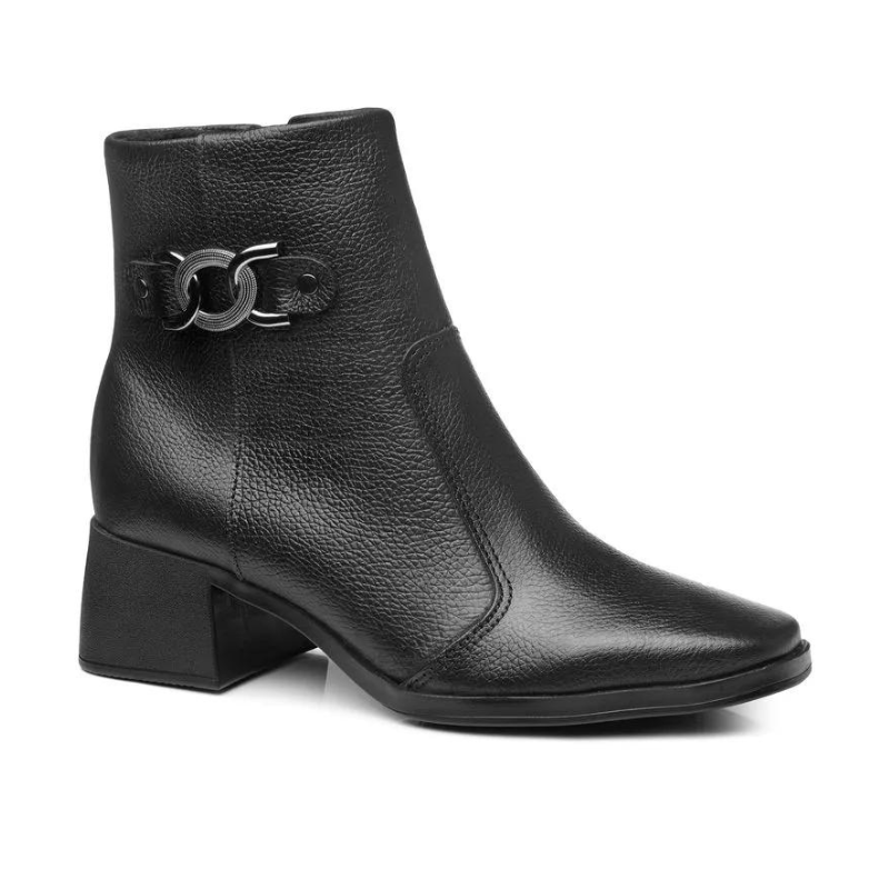 Estas botas são o exemplo perfeito de elegância intemporal com um toque de modernidade. O detalhe em metal no lado externo adiciona um charme sofisticado e faz destas botas uma peça-chave para completar looks estilosos.

O salto médio e robusto oferece conforto e estabilidade, tornando-as ideais tanto para o dia a dia quanto para ocasiões mais formais. O fechamento de correr lateral facilita o calçar e ajusta-se perfeitamente ao tornozelo.