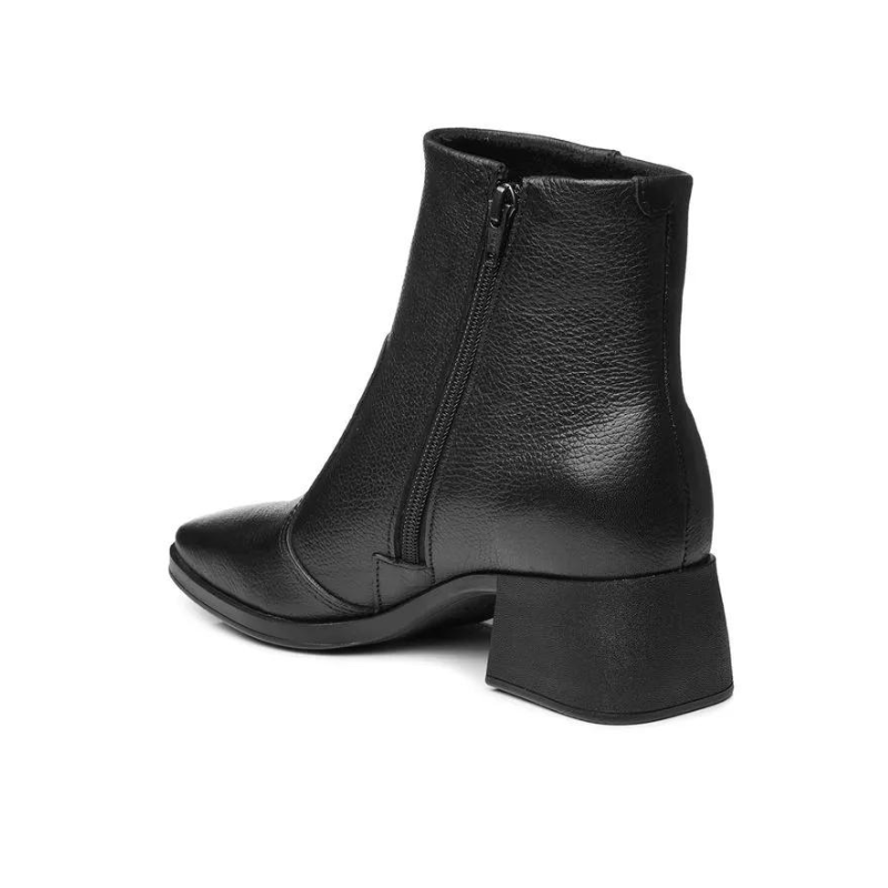 Estas botas são o exemplo perfeito de elegância intemporal com um toque de modernidade. O detalhe em metal no lado externo adiciona um charme sofisticado e faz destas botas uma peça-chave para completar looks estilosos.

O salto médio e robusto oferece conforto e estabilidade, tornando-as ideais tanto para o dia a dia quanto para ocasiões mais formais. O fechamento de correr lateral facilita o calçar e ajusta-se perfeitamente ao tornozelo.