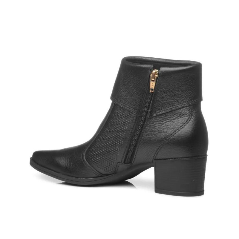 Estas botas são a combinação perfeita de elegância e conforto.

Com um design sofisticado trazem um toque de modernidade e estilo ao seu visual. O material de alta qualidade garante durabilidade, enquanto o salto médio proporciona o equilíbrio ideal entre estilo e conforto, ideal para o dia a dia. O fecho de correr lateral facilita o calçar, enquanto os detalhes texturizados trazem um charme extra, tornando estas botas uma escolha versátil para diversas ocasiões.