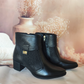 Estas botas são a combinação perfeita de elegância e conforto.

Com um design sofisticado trazem um toque de modernidade e estilo ao seu visual. O material de alta qualidade garante durabilidade, enquanto o salto médio proporciona o equilíbrio ideal entre estilo e conforto, ideal para o dia a dia. O fecho de correr lateral facilita o calçar, enquanto os detalhes texturizados trazem um charme extra, tornando estas botas uma escolha versátil para diversas ocasiões.