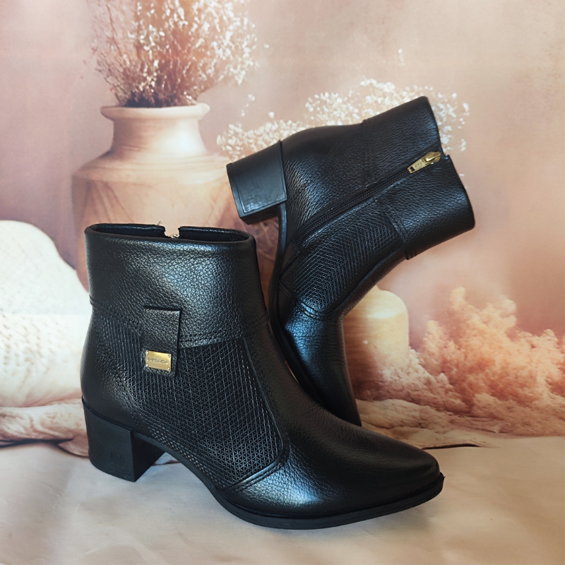 Estas botas são a combinação perfeita de elegância e conforto.

Com um design sofisticado trazem um toque de modernidade e estilo ao seu visual. O material de alta qualidade garante durabilidade, enquanto o salto médio proporciona o equilíbrio ideal entre estilo e conforto, ideal para o dia a dia. O fecho de correr lateral facilita o calçar, enquanto os detalhes texturizados trazem um charme extra, tornando estas botas uma escolha versátil para diversas ocasiões.