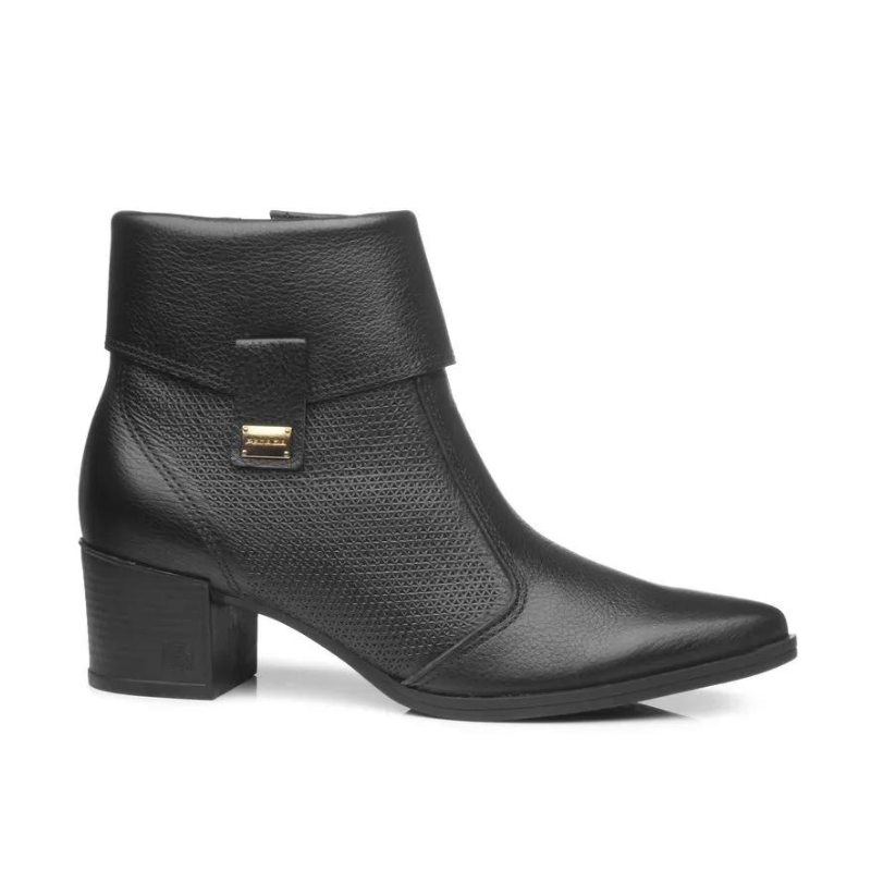 Estas botas são a combinação perfeita de elegância e conforto.

Com um design sofisticado trazem um toque de modernidade e estilo ao seu visual. O material de alta qualidade garante durabilidade, enquanto o salto médio proporciona o equilíbrio ideal entre estilo e conforto, ideal para o dia a dia. O fecho de correr lateral facilita o calçar, enquanto os detalhes texturizados trazem um charme extra, tornando estas botas uma escolha versátil para diversas ocasiões.