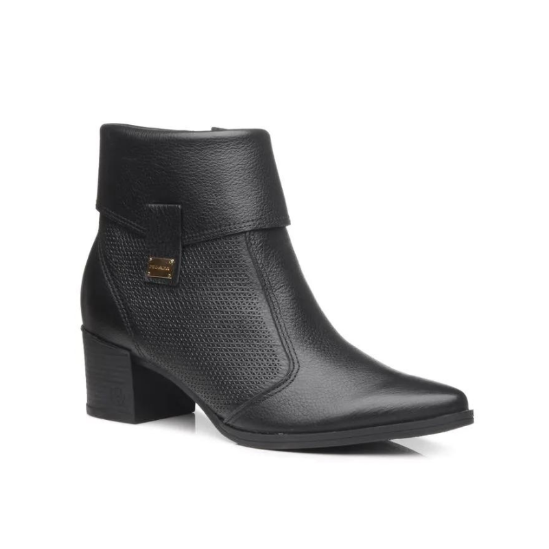 Estas botas são a combinação perfeita de elegância e conforto.

Com um design sofisticado trazem um toque de modernidade e estilo ao seu visual. O material de alta qualidade garante durabilidade, enquanto o salto médio proporciona o equilíbrio ideal entre estilo e conforto, ideal para o dia a dia. O fecho de correr lateral facilita o calçar, enquanto os detalhes texturizados trazem um charme extra, tornando estas botas uma escolha versátil para diversas ocasiões.