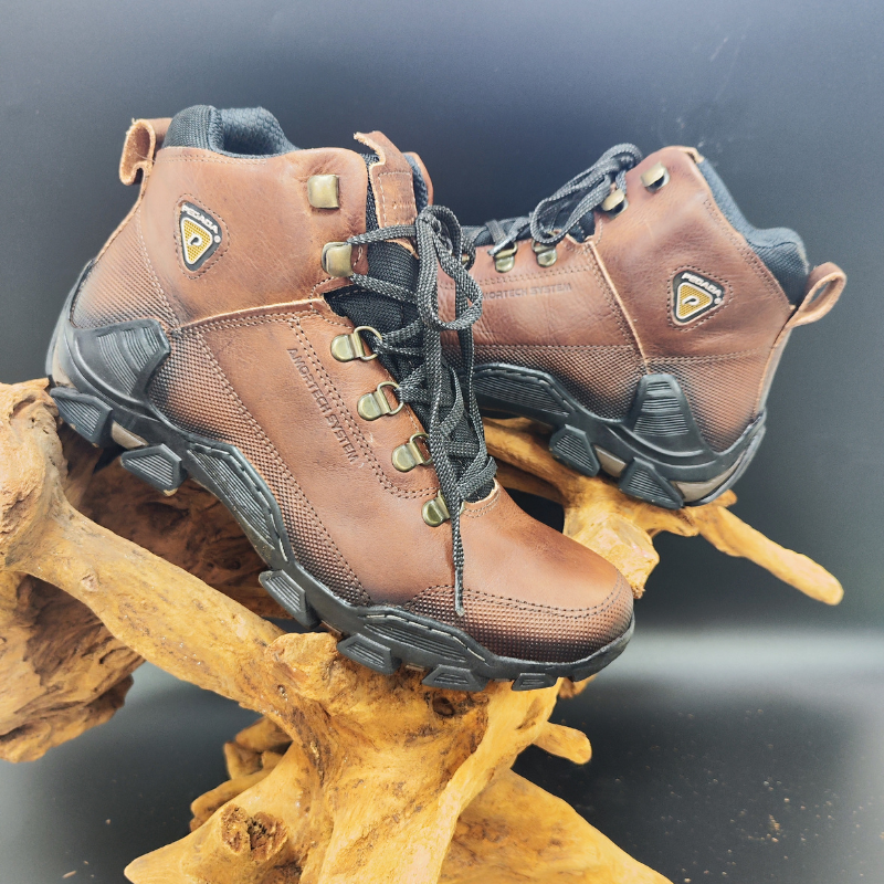 Explore com confiança e estilo com estas botas robustas e versáteis.

Projetadas para aventuras ao ar livre e para o uso diário, estas botas em couro castanho oferecem durabilidade e conforto inigualáveis. Com um sistema de atacadores reforçado, garantem um ajuste seguro, enquanto o solado antiderrapante proporciona excelente tração em diversos terrenos, devido á tecnologia AMORTECH de amortecimento por bolha de ar, material que garante ainda menos impactos ao caminhar.