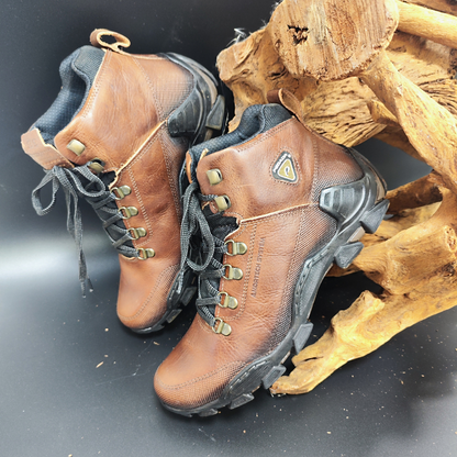 Explore com confiança e estilo com estas botas robustas e versáteis.

Projetadas para aventuras ao ar livre e para o uso diário, estas botas em couro castanho oferecem durabilidade e conforto inigualáveis. Com um sistema de atacadores reforçado, garantem um ajuste seguro, enquanto o solado antiderrapante proporciona excelente tração em diversos terrenos, devido á tecnologia AMORTECH de amortecimento por bolha de ar, material que garante ainda menos impactos ao caminhar.