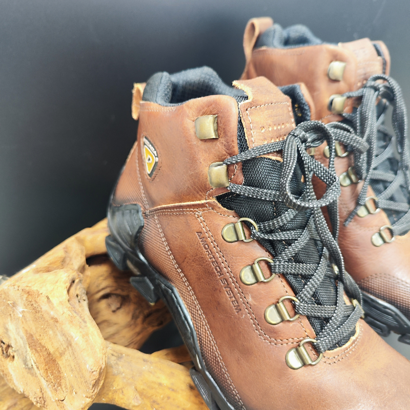 Explore com confiança e estilo com estas botas robustas e versáteis.

Projetadas para aventuras ao ar livre e para o uso diário, estas botas em couro castanho oferecem durabilidade e conforto inigualáveis. Com um sistema de atacadores reforçado, garantem um ajuste seguro, enquanto o solado antiderrapante proporciona excelente tração em diversos terrenos, devido á tecnologia AMORTECH de amortecimento por bolha de ar, material que garante ainda menos impactos ao caminhar.