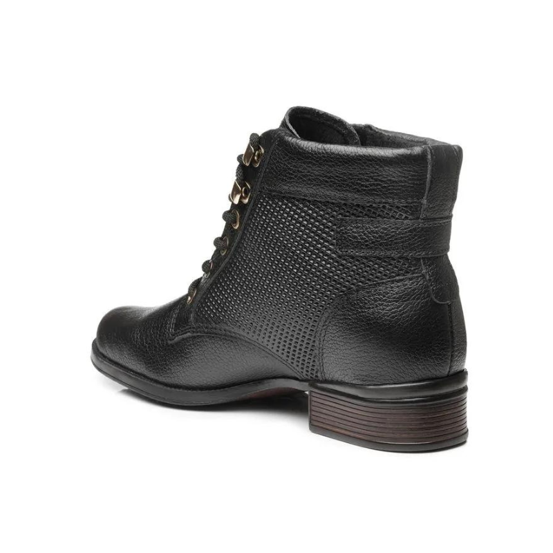 Estas botas de cano curto combinam praticidade com um design elegante e moderno.

Fabricadas em couro texturizado, apresentam detalhes em metal dourado nas ilhoses e um acabamento impecável que exala sofisticação. O modelo com amarração em atacadores oferece um ajuste personalizado, enquanto o salto baixo e grosso garante conforto e estabilidade para o uso diário.