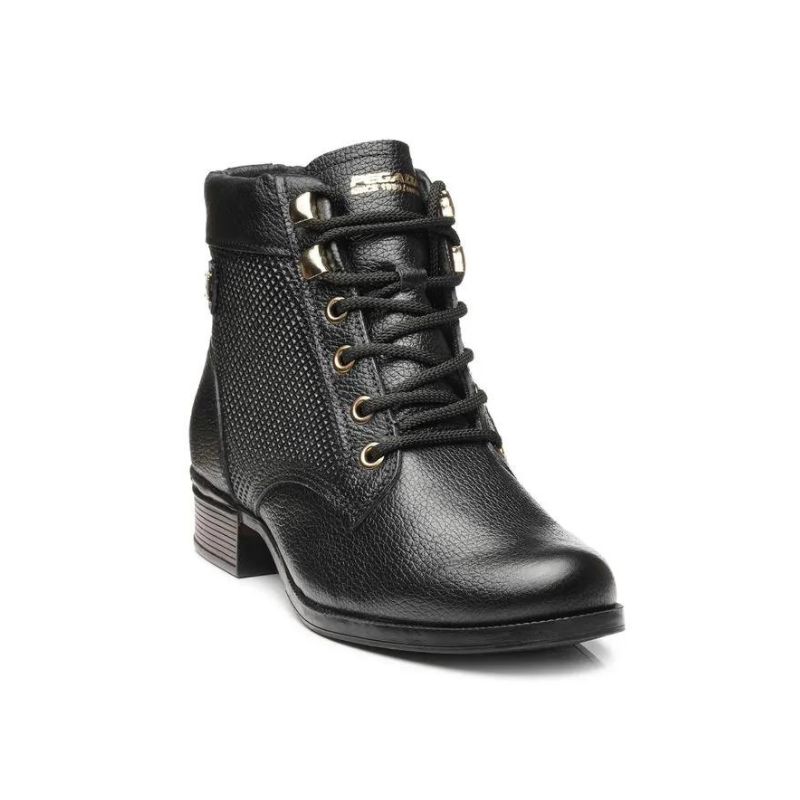 Estas botas de cano curto combinam praticidade com um design elegante e moderno.

Fabricadas em couro texturizado, apresentam detalhes em metal dourado nas ilhoses e um acabamento impecável que exala sofisticação. O modelo com amarração em atacadores oferece um ajuste personalizado, enquanto o salto baixo e grosso garante conforto e estabilidade para o uso diário.