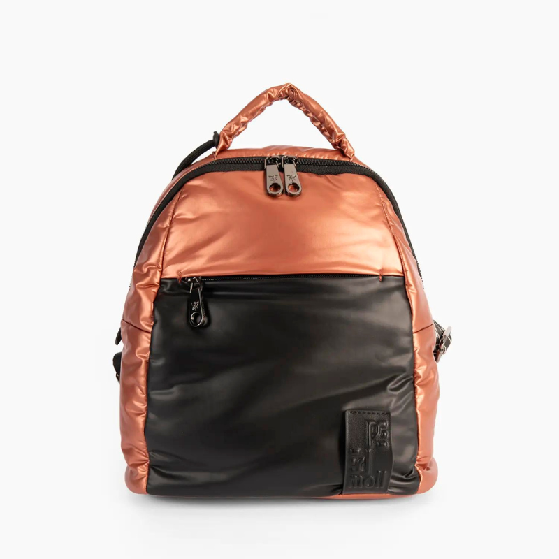 Elegante e moderna, esta mochila é a escolha perfeita para quem procura estilo e funcionalidade.

Com um design exclusivo em duas cores, combina um sofisticado tom cobre metálico com detalhes em preto, criando um visual contemporâneo e versátil.

O compartimento principal espaçoso é ideal para armazenar todos os seus itens essenciais, desde livros até dispositivos eletrônicos.