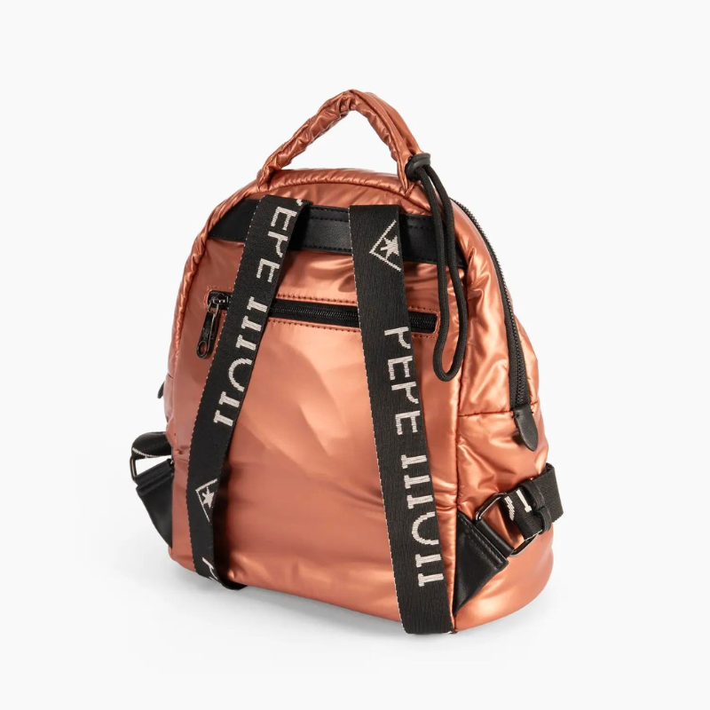 Elegante e moderna, esta mochila é a escolha perfeita para quem procura estilo e funcionalidade.

Com um design exclusivo em duas cores, combina um sofisticado tom cobre metálico com detalhes em preto, criando um visual contemporâneo e versátil.

O compartimento principal espaçoso é ideal para armazenar todos os seus itens essenciais, desde livros até dispositivos eletrônicos.