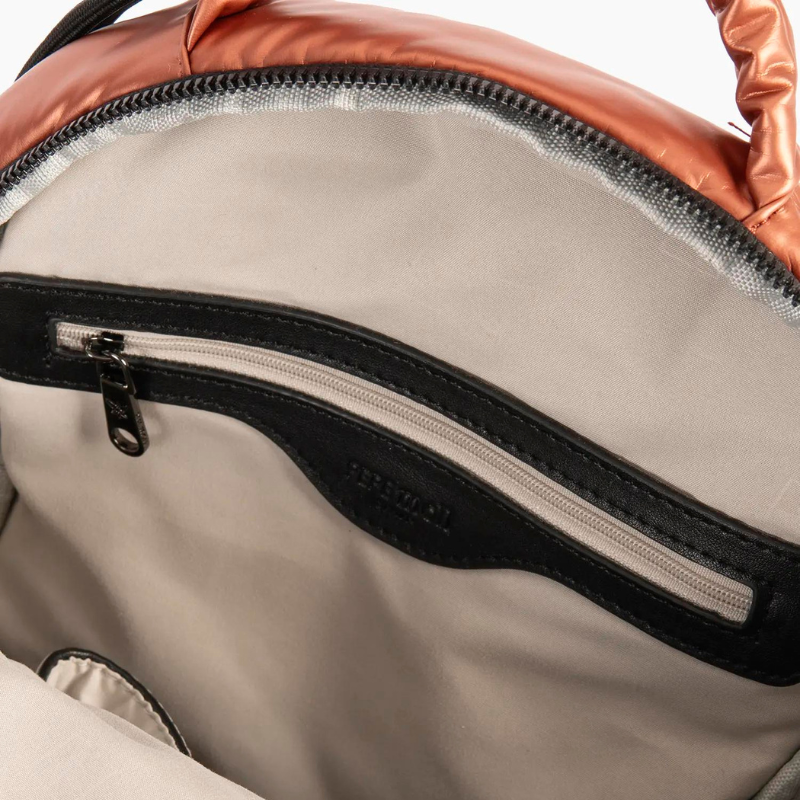 Elegante e moderna, esta mochila é a escolha perfeita para quem procura estilo e funcionalidade.

Com um design exclusivo em duas cores, combina um sofisticado tom cobre metálico com detalhes em preto, criando um visual contemporâneo e versátil.

O compartimento principal espaçoso é ideal para armazenar todos os seus itens essenciais, desde livros até dispositivos eletrônicos.