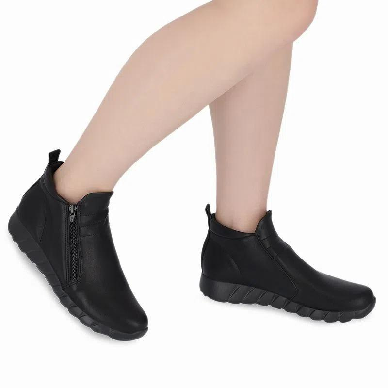 Elegante e fashion, para garantir conforto aos seus pés, a bota Fabi é uma opção ideal.  Leve e flexível, este modelo foi pensado nas necessidades de todas as mulheres. Com super amortecimento, proporciona maior absorção de impactos. O acabamento confortável e o forro super macio tornam-na indispensável para quem precisa ficar horas de pé no trabalho.