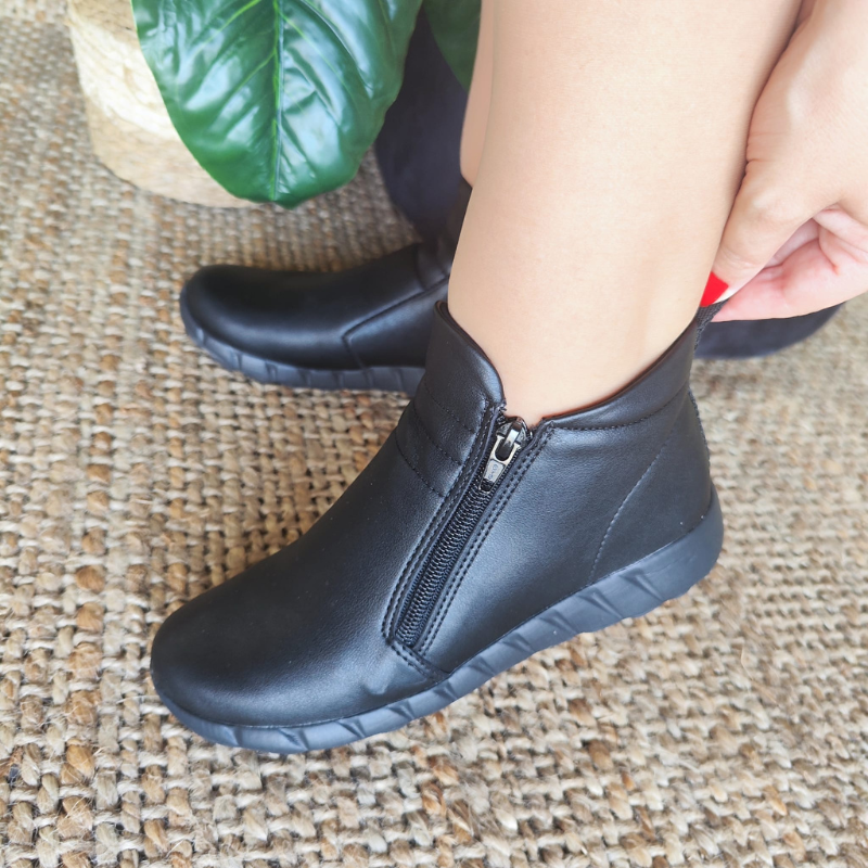 Elegante e fashion, para garantir conforto aos seus pés, a bota Fabi é uma opção ideal.  Leve e flexível, este modelo foi pensado nas necessidades de todas as mulheres. Com super amortecimento, proporciona maior absorção de impactos. O acabamento confortável e o forro super macio tornam-na indispensável para quem precisa ficar horas de pé no trabalho.