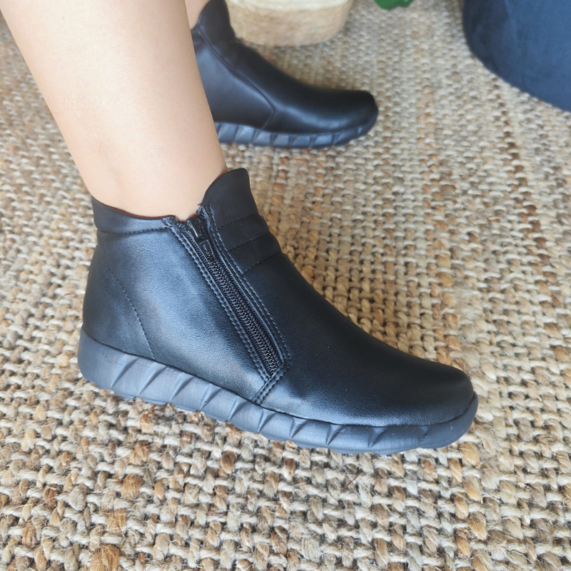 Elegante e fashion, para garantir conforto aos seus pés, a bota Fabi é uma opção ideal.  Leve e flexível, este modelo foi pensado nas necessidades de todas as mulheres. Com super amortecimento, proporciona maior absorção de impactos. O acabamento confortável e o forro super macio tornam-na indispensável para quem precisa ficar horas de pé no trabalho.