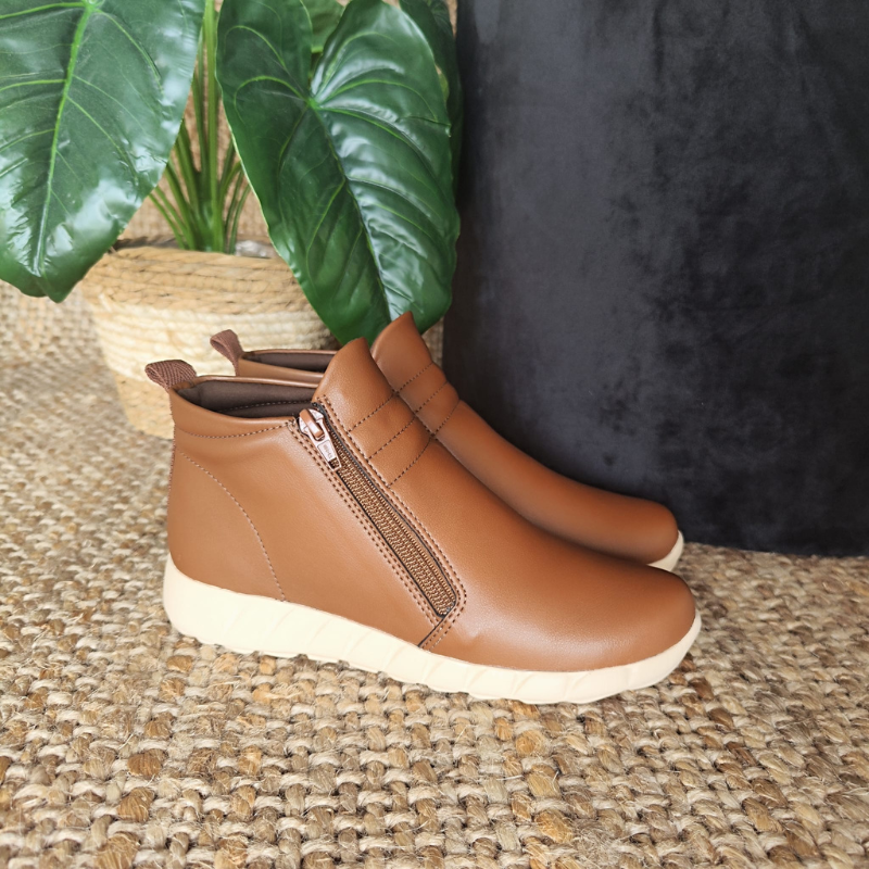 Elegante e fashion, para garantir conforto aos seus pés, a bota Fabi é uma opção ideal.  Leve e flexível, este modelo foi pensado nas necessidades de todas as mulheres. Com super amortecimento, proporciona maior absorção de impactos. O acabamento confortável e o forro super macio tornam-na indispensável para quem precisa ficar horas de pé no trabalho.