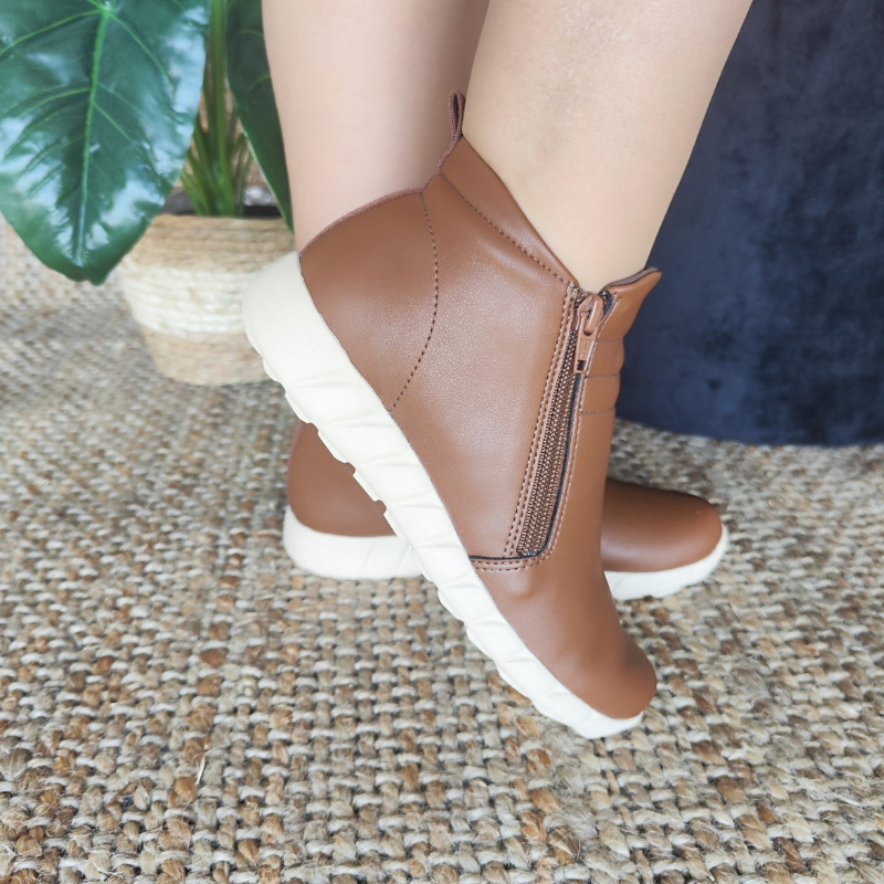 Elegante e fashion, para garantir conforto aos seus pés, a bota Fabi é uma opção ideal.  Leve e flexível, este modelo foi pensado nas necessidades de todas as mulheres. Com super amortecimento, proporciona maior absorção de impactos. O acabamento confortável e o forro super macio tornam-na indispensável para quem precisa ficar horas de pé no trabalho.